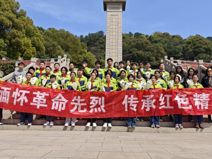 缅怀革命先烈，传承红色精神——我校师生赴苏州烈士陵园开展清明祭扫活动