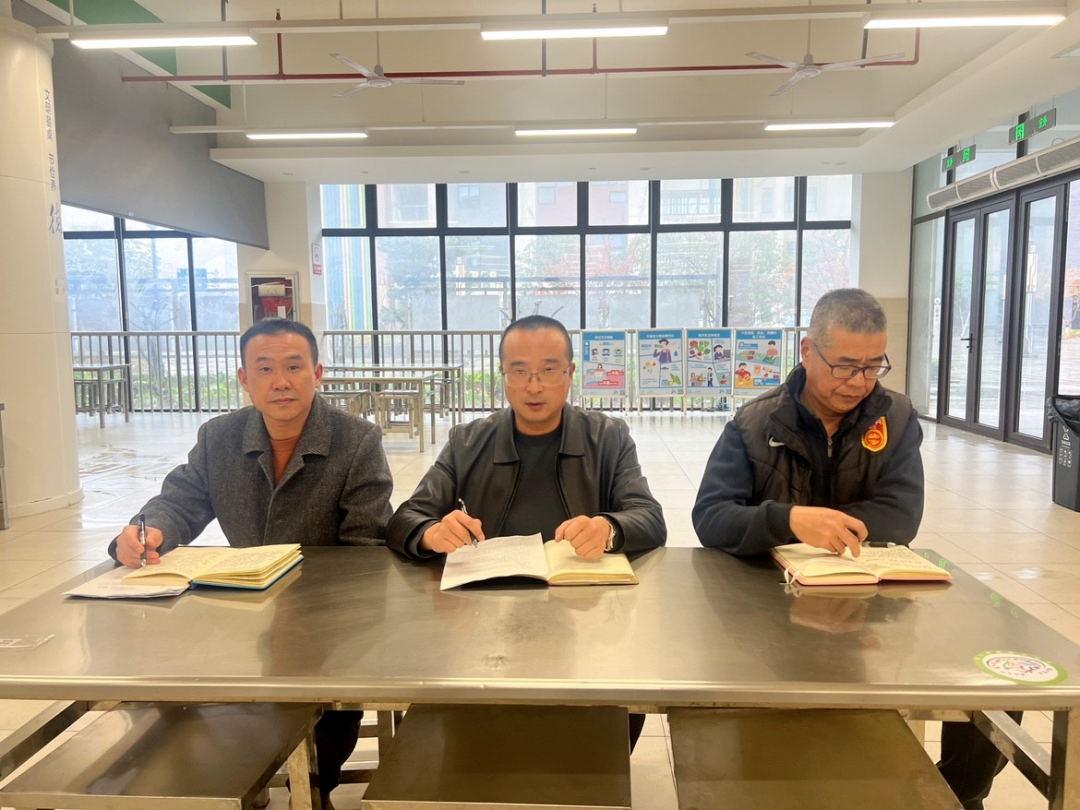 膳堂寄暖，食安有爱——横泾中学食堂开展校长现场办公会议